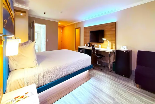 غرفة بسرير كينج مع أريكة، Days Inn By Wyndham Los Angeles Lax Redondo Manhattan Beach 5/10