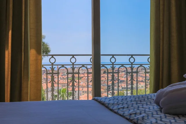 غرفة بانورامية بسرير كوين بإطلالة على البحر، Hotel Du Petit Palais 5/8