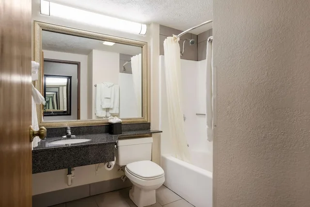 غرفة قياسية بسريرين كوين، Best Western Kendallville Inn 6/6