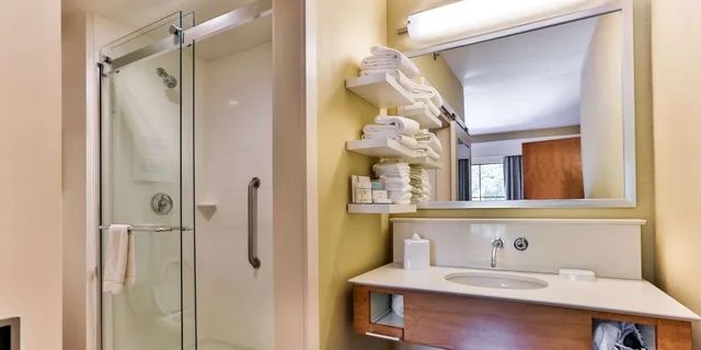 جناح بسرير كينج مع أريكة بمطبخ صغير، Hampton Inn Charleston Daniel Island 7/9