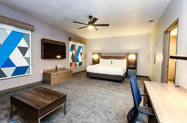 جناح بسرير كينج مع أريكة، Holiday Inn Express Amp Suites North Dallas At Preston 2/4