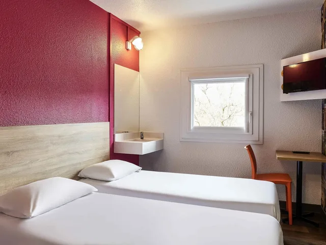 Car, Double Bed, Side View، Hotelf1 Clermont Ferrand Est 1/8