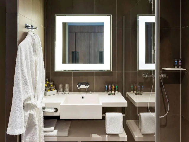 جناح جونيور، Novotel Amsterdam Schiphol Airport 9/10