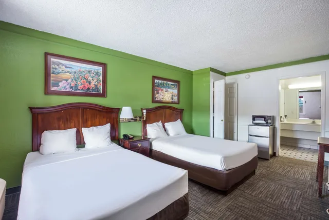 غرفة بسريرين مزدوجين، Americas Best Value Inn Denver 2/3