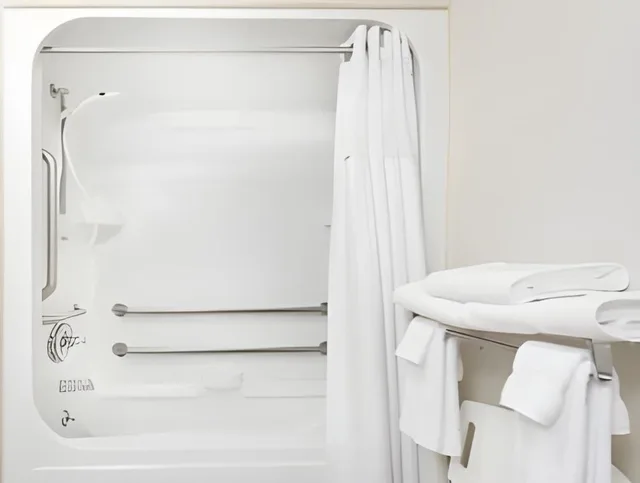 غرفة قياسية بسرير كينج لذوي الإعاقة، Ramada by Wyndham Tell City 6/6