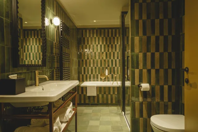 جناح جونيور بشرفة بحوض استحمام، Gounod Hotel 3/4