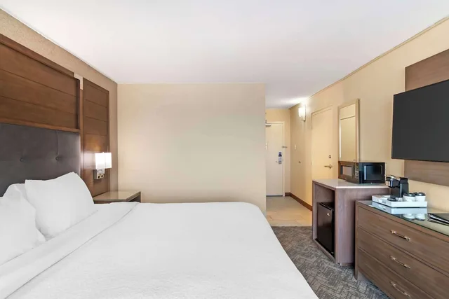 غرفة قياسية بسرير كينج لذوي الإعاقة، Best Western Plus Kansas City Sports Complex Hotel 1/8
