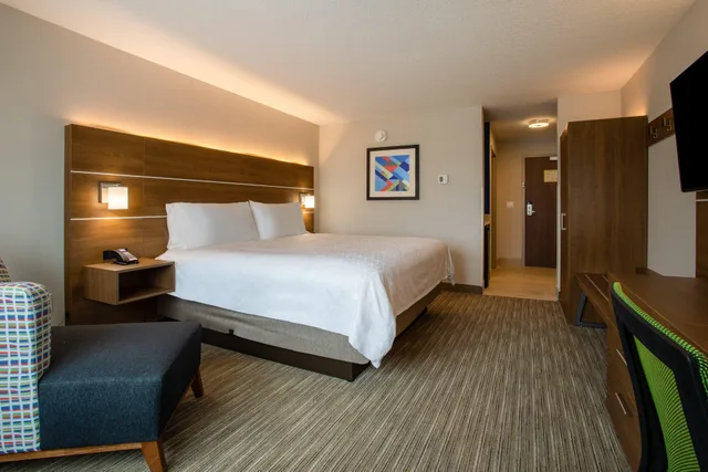 غرفة بسرير كينج، Holiday Inn Express And Suites Deland South 1/5