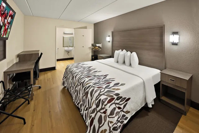 غرفة قياسية بسرير مزدوج لذوي الإعاقة، Red Roof Inn Chapel Hill - UNC 8/10