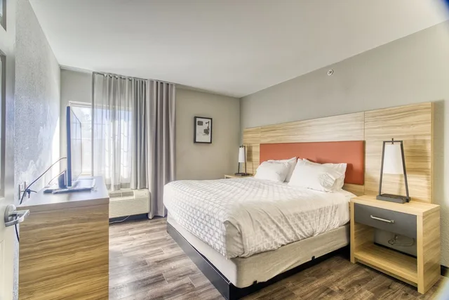جناح بسرير كينج بغرفة نوم واحدة مع أريكة، Candlewood Suites New Bern 1/6