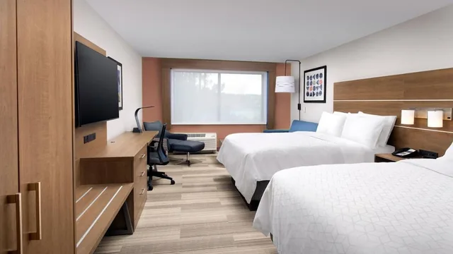 Standard, 2 Queen Beds, Holiday Inn Express & Suites Nashville Metrocenter Downtown 4/8