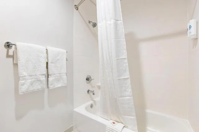 Upgrade, King and Double Bed، Comfort Inn & Suites Houma 5/6