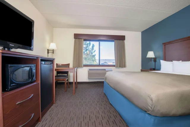 غرفة ديلوكس بسرير كينج لذوي الإعاقة، AmericInn by Wyndham Windsor Ft. Collins 1/4