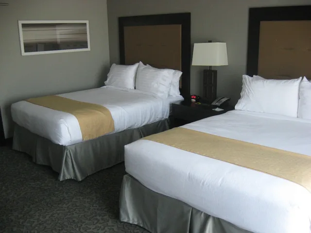 جناح بسريرين كوين بغرفة نوم واحدة مع أريكة، Holiday Inn Hotel & Suites East Peoria 2/4
