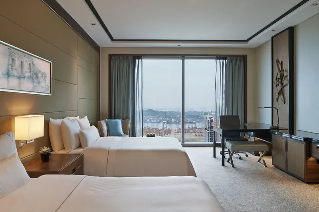 غرفة بسرير كينج مع دخول صالة النادي في طابق مرتفع، The Westin Singapore 2/7
