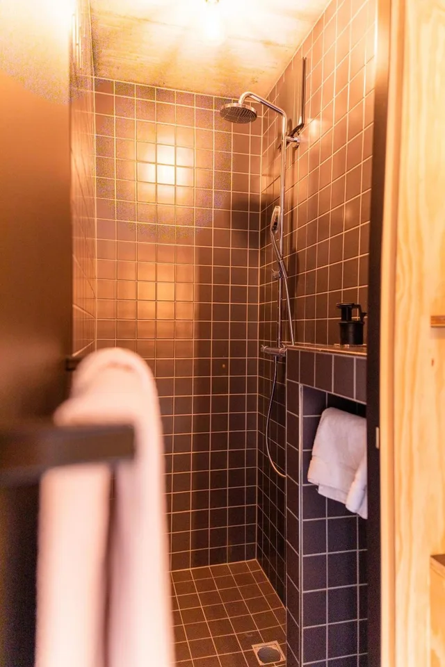 غرفة ثلاثية، Riders Hotel 3/5