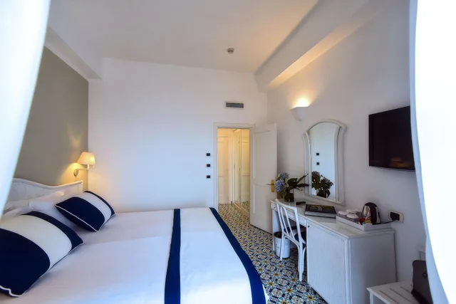 غرفة كلاسيكية بسرير كينج بإطلالة على البحر، Miramalfi Hotel 1/5