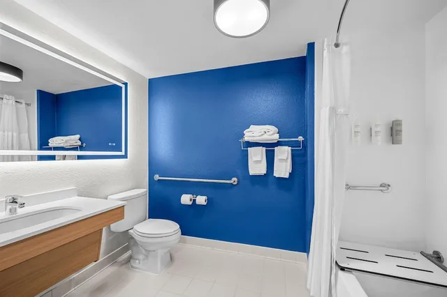 غرفة بسريرين كوين لذوي الإعاقة، Spark by Hilton Fort Myers 4/4