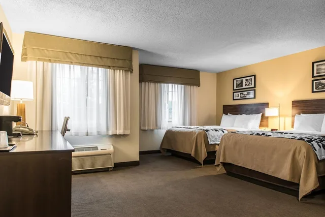 جناح بسريرين كوين مع أريكة، Sleep Inn & Suites Pittsburgh Airport 1/3