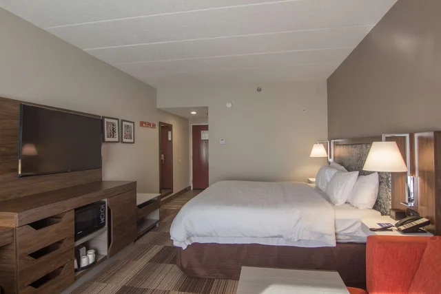 غرفة بسرير كينج مع أريكة، Hampton Inn Medina 2/6