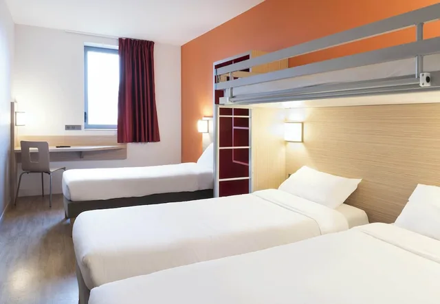 غرفة رباعية بسرير مزدوج وسريرين منفصلين، B&B HOTEL Laval Ouest 1/2