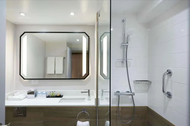 غرفة تنفيذية عائلية بحوض استحمام، Hilton Cobham 3/4