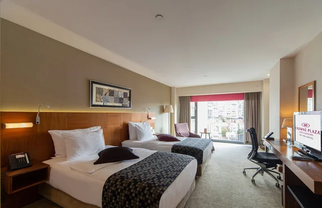 غرفة بريميوم بسريرين منفصلين، Crowne Plaza Istanbul Harbiye Hotel 1/10