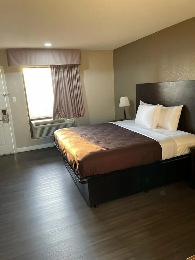 غرفة قياسية بسرير كينج للمدخنين، Suburban Studios Columbia - Harbison 1/3
