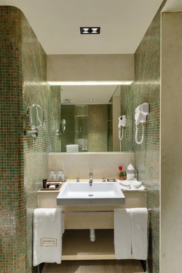 Executive, Suite, King Bed, Garden or City View, Living Area, Balcony، Wyndham Ahmedabad 4/4