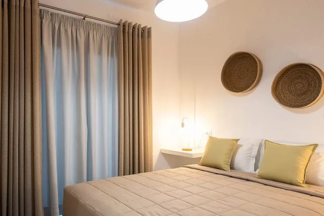 جناح بسريرين مزدوجين بإطلالة على البحر بغرفتي نوم مع أريكة بمسبح خاص، Valery Suites 2/5