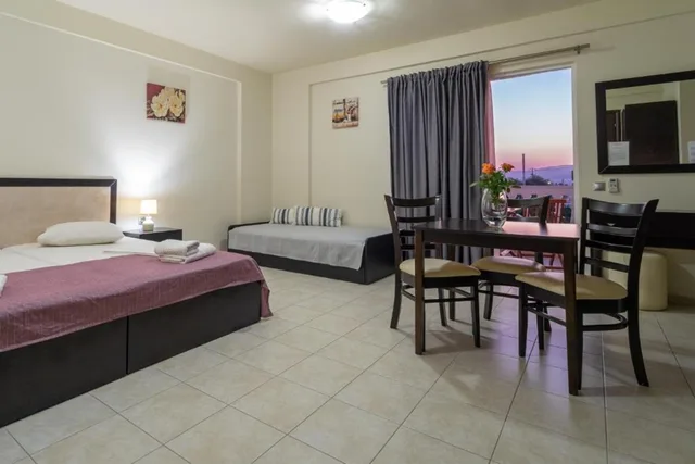 جناح بإطلالة على المسبح، GOLDEN ROSE SUITES 2/4