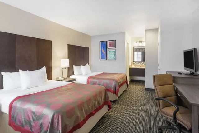 غرفة قياسية بسريرين كوين، Ramada By Wyndham Monterey 2/3