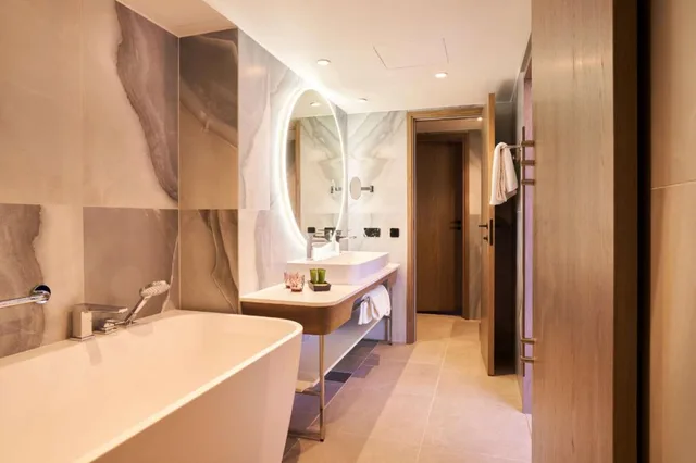 Suite, King Bed, City View, Bath and Shower, Living Area، Nordic Hotel Forum, WorldHotels Distinctive 5/5