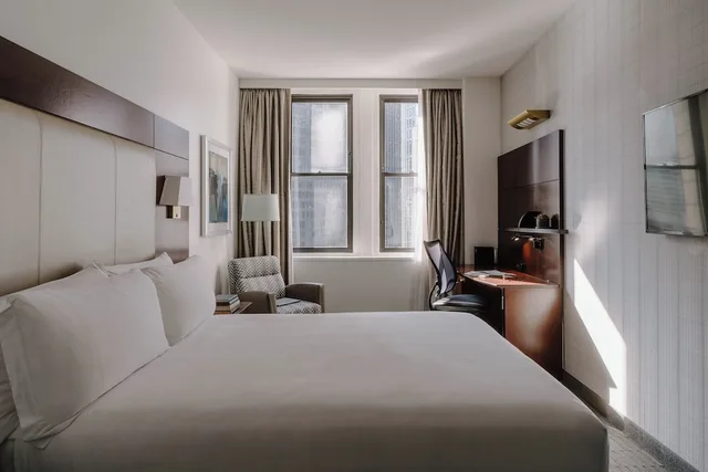 Standard, Queen Bed, Club Quarters, Wacker at Michigan 1/10
