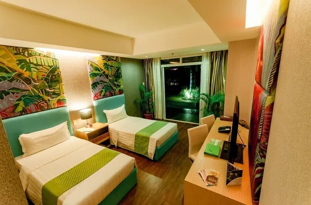 غرفة ديلوكس ثلاثية بسرير كوين وسرير فردي بإطلالة على الحديقة، Aziza Paradise Hotel 1/1