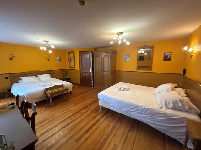 غرفة رباعية بسريرين مزدوجين بإطلالة على الفناء، Hotel De Calais 7/10