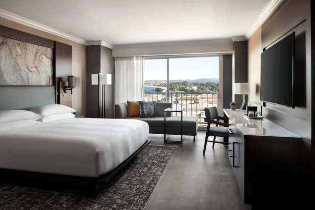 Room, King Bed, Partial Bay View, Accessible، Monterey Marriott 2/6