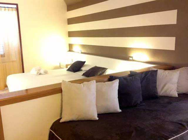 غرفة عائلية بسرير كينج وسريرين منفصلين، Hotel Posta 3/4