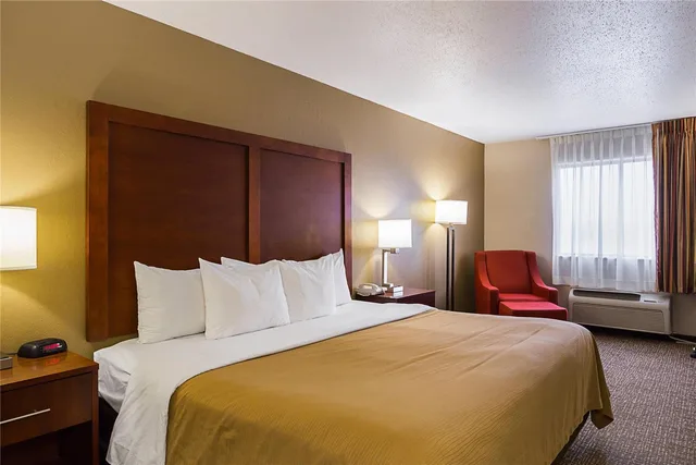غرفة بسرير كينج، Quality Inn Waverly IA 3/8