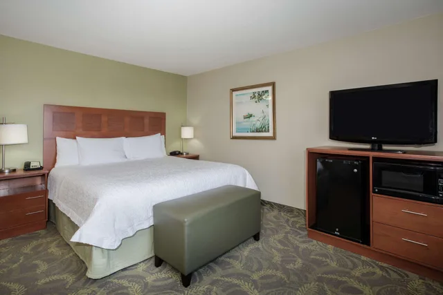 غرفة بسرير مزدوج بإطلالة على النهر، HAMPTON INN AND SUITES ASTORIA 2/3