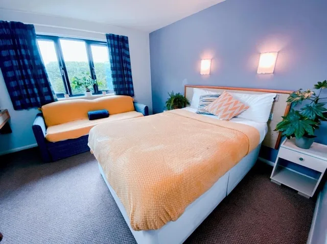 غرفة بسرير كينج مع أريكة، Redwings Lodge Baldock 1/2