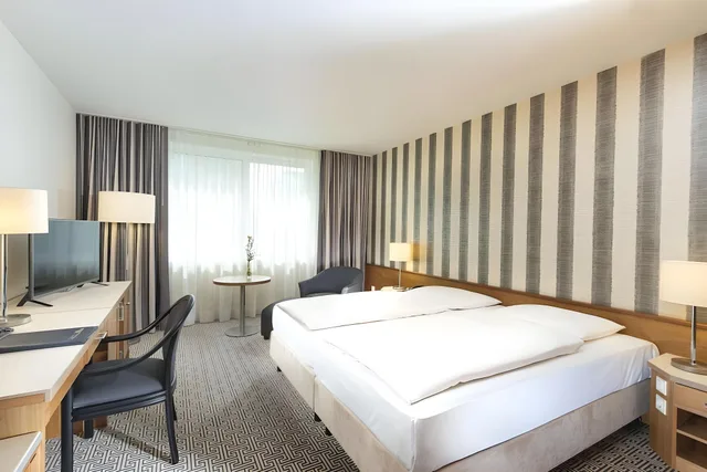 غرفة كلاسيكية بسرير كوين، Maritim Stuttgart 1/2