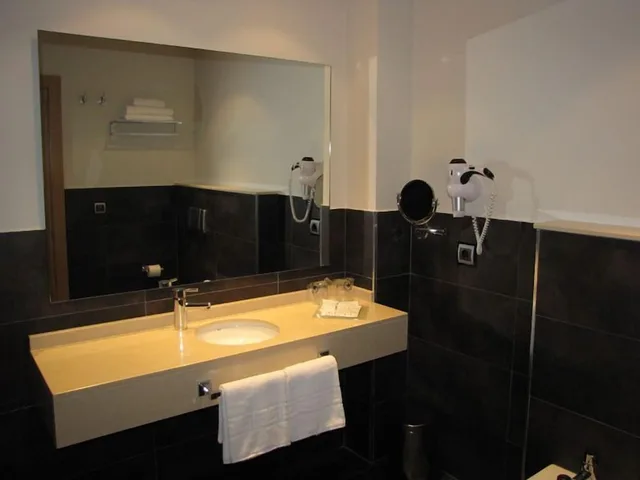 غرفة حصرية بسريرين منفصلين بإطلالة على الشاطئ، Maritimo Ris Hotel and Apartments 8/8