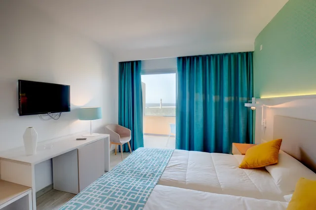 غرفة بسريرين منفصلين بإطلالة جزئية على البحر، Sbh Maxorata Resort 3/8