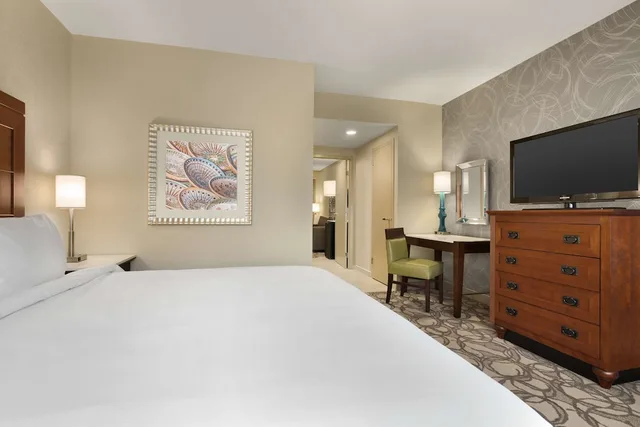 2 Bedrooms, Suite, 1 King and 2 Double Beds, 2 Bathrooms، Embassy Suites by Hilton San Antonio Airport 3/5