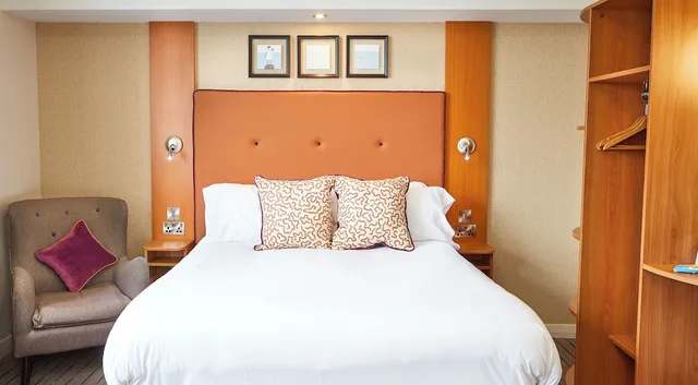 Double Bed, Partial Sea View, Craigside Manor 3/4