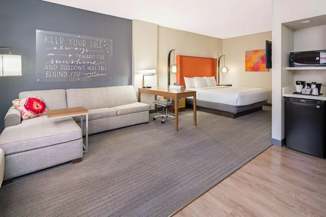 غرفة تنفيذية بسرير كينج مع أريكة، La Quinta Inn & Suites by Wyndham Orange County Airport 2/5
