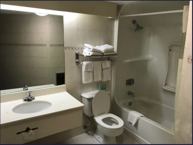 غرفة بسرير كينج، Howard Johnson by Wyndham Newark Airport 3/4