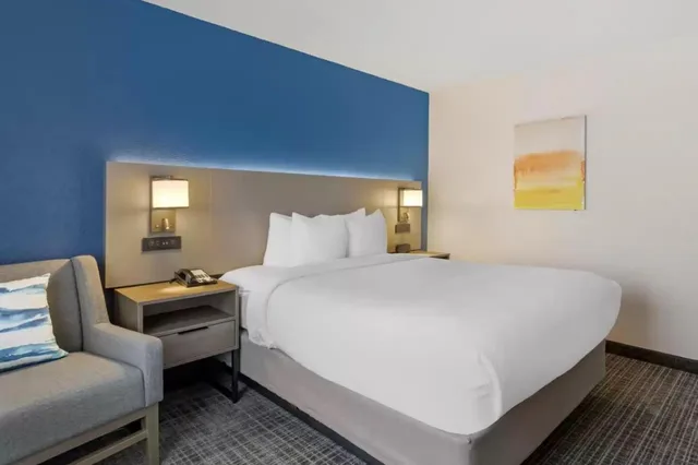 غرفة بسرير كينج وسرير كوين بحوض استحمام، Comfort Inn & Suites Corbin North 2/5
