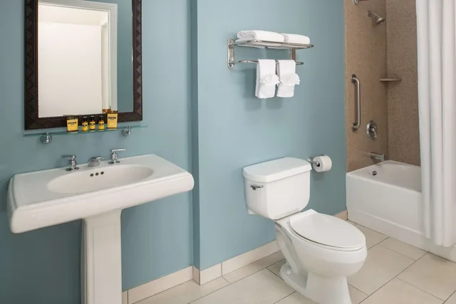 جناح بسرير كينج بشرفة، Best Western Plus All Suites Inn 4/4